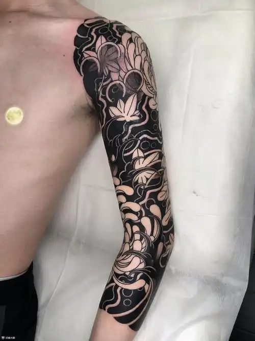 老传统七分袖花臂菊花枫叶_花臂手臂纹身图案大全 - 纹身大咖