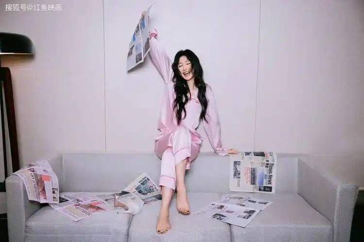 张俪粉色睡衣写真