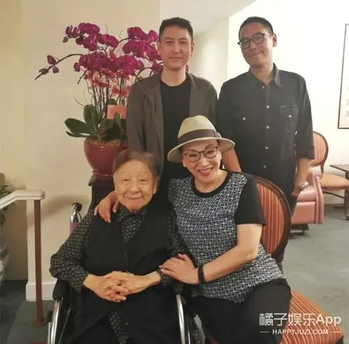 汤珈铖和哥哥一样,从小就被送到国外上学去了.