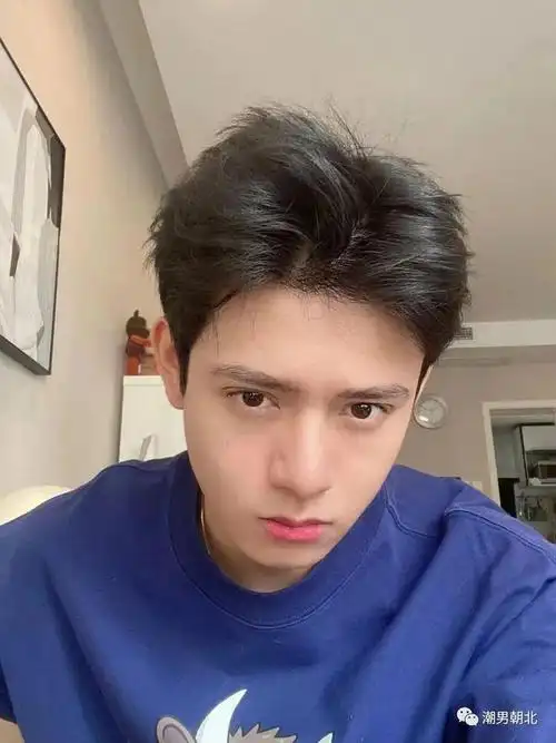 2022年男生流行露额头发型照着这4款发型剪可以帅很久