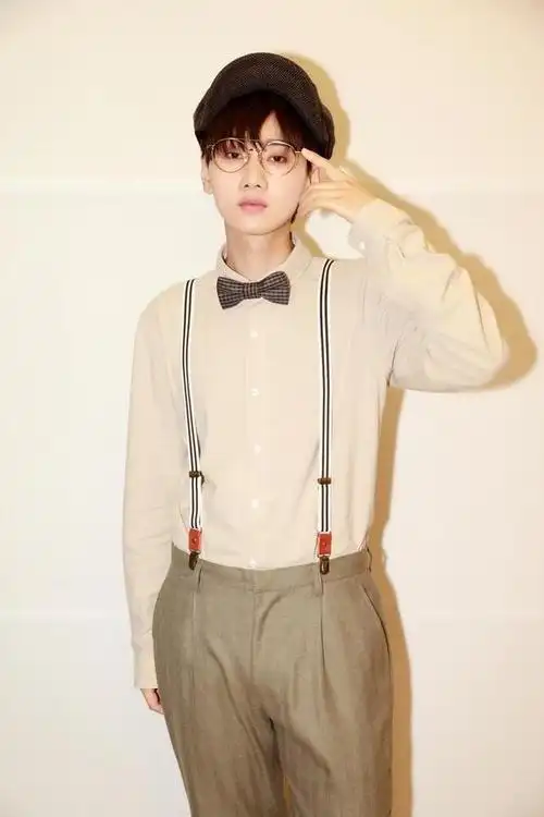 2月17日,狗仔曝光了歌手汪苏泷与美女亲密逛街的照片,疑似恋情曝光,并