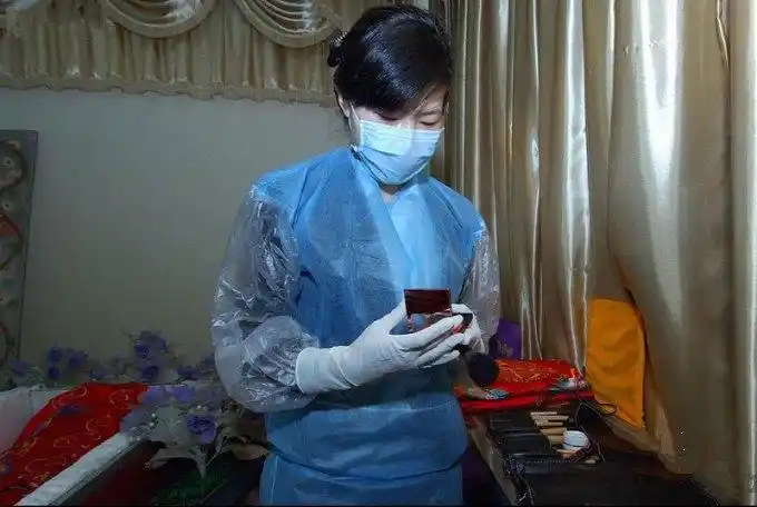 镜头下:给遗体化妆的女孩