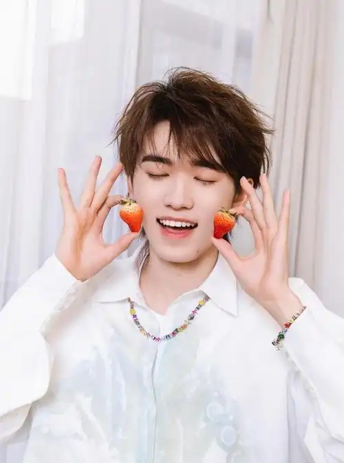 宋亚轩心情揭秘:春天的期待与独特穿着背后的故事?