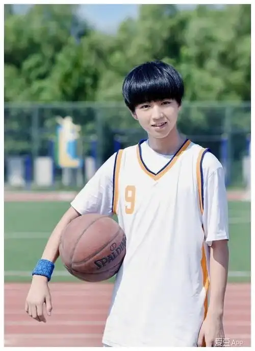 200726 盘点王俊凯打篮球合集 耍帅的样子迷倒粉丝