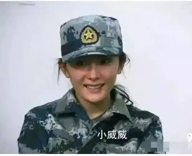 早前她参加《真正男子汉》,本是严肃的军训综艺,但硬生生被杨幂撩成