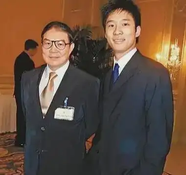 霍启山气质好身高比霍启刚霍启仁高合影昂首挺胸握拳很端庄