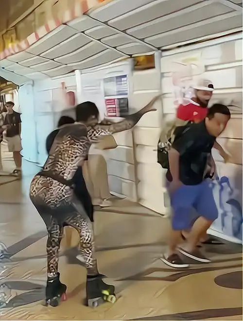 网友在国外拍摄男子男扮女装街头表演不料假发飞出去