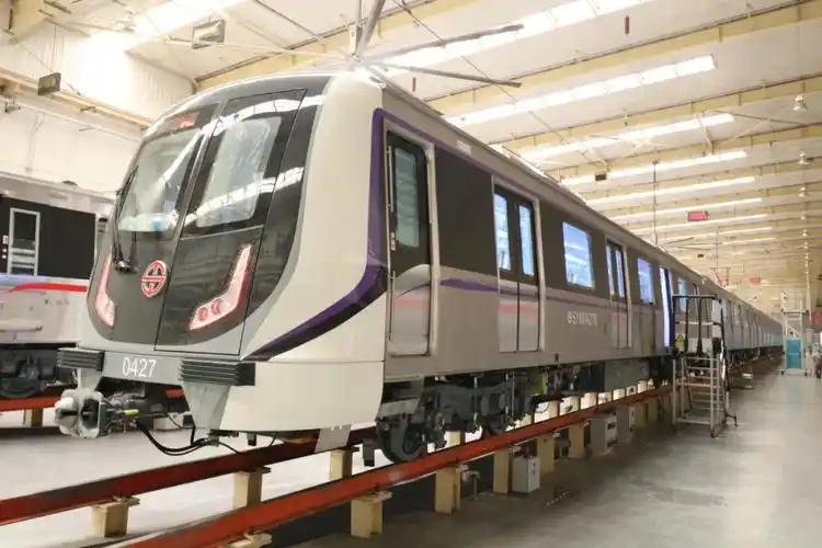 沈阳地铁四号线列车由连抵沈可变色车厢为国内首次批量应用