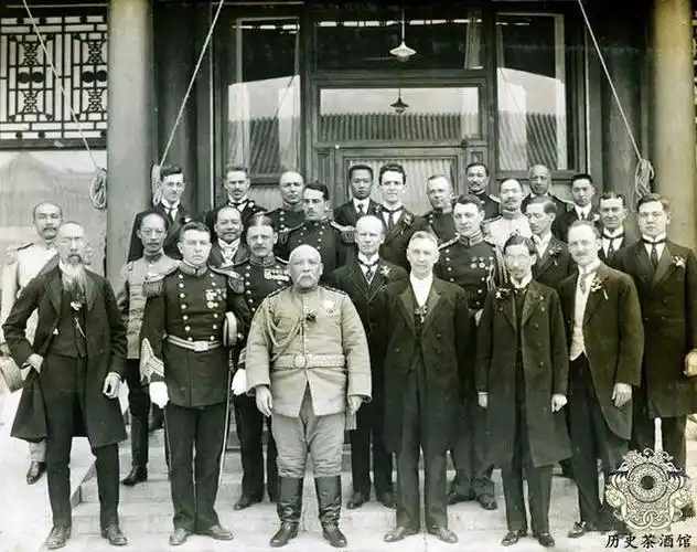 回国后,袁世凯在李鸿章和荣禄的举荐下开始在小站练兵,并培养自己在军