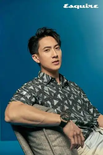 吴尊登杂志封面畅谈事业家庭两全人生