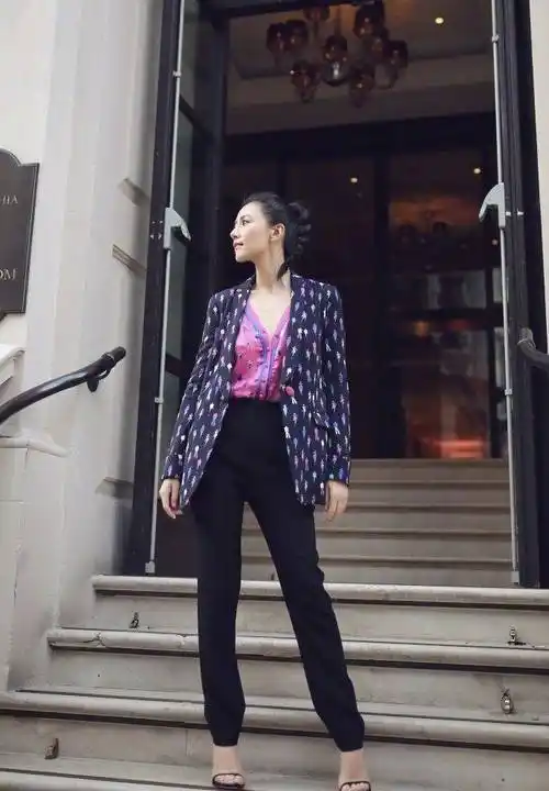 高圆圆带火了一种新穿法:花西装 小黑裤 葫芦辫,高级时髦又减龄_造型
