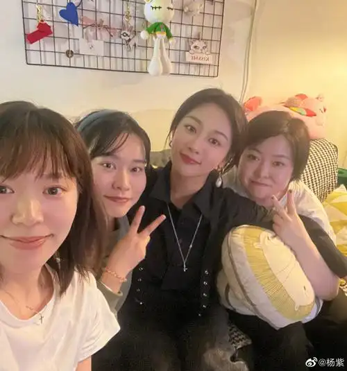 杨紫晒与姐妹聚会照#杨紫晒与姐妹聚会合照,国庆假期就是要一起嗥皮