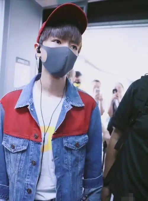 王俊凯北京飞贵阳,手里的透明行李箱被热议:衣服都不好好叠_王源_牛仔