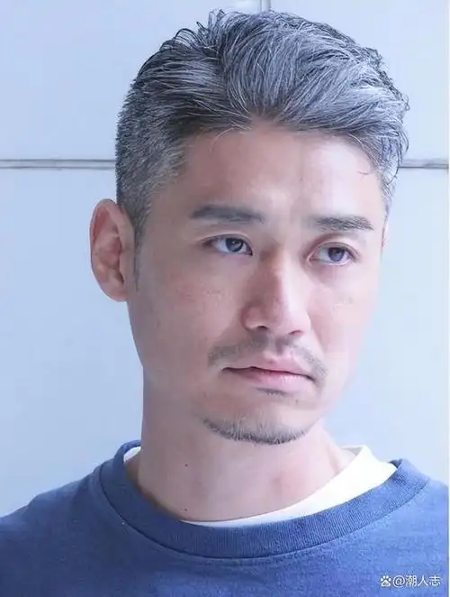 为什么我劝六七十岁男人别把白发染黑看完3组对比图就懂了