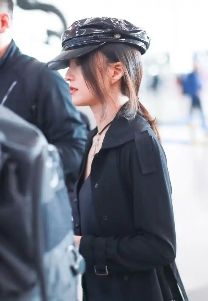 36岁张韶涵另类造型,一旦搭配上这款帽子和项圈,秒变暗黑系!