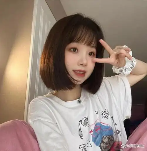 层次,流向,蓬松度,以及发型刘海的选择,设计的恰到好处,有着青春少女