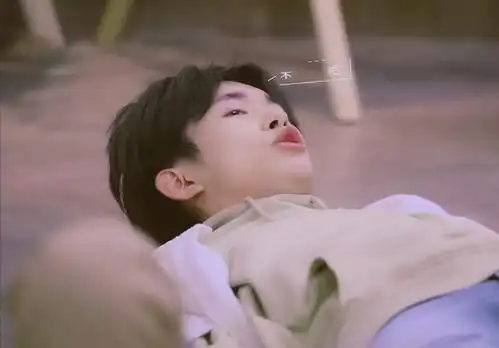 易烊千玺玩游戏,为了不输躺在地面上不敢动,谁注意他的下巴?