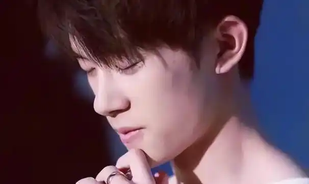 大儿子百亿影帝,小儿子破世界纪录,易烊千玺老妈到底