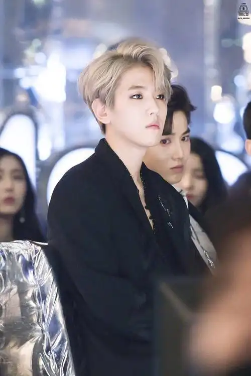 边伯贤新舞台白发黑西装霸气,眼神冷峻,深夜直播如不插电演