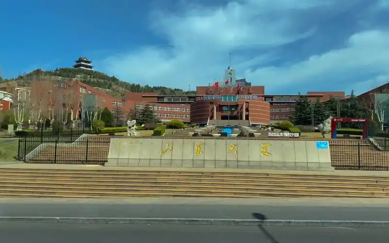 山东大学每个校区都是很美的无论是济南的还是青岛威海的校区都是最美