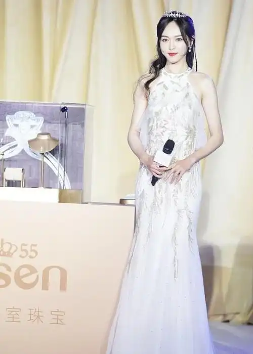 唐嫣出席蒂芙尼活动身穿紧身蕾丝吊带短裙性感魅惑天成