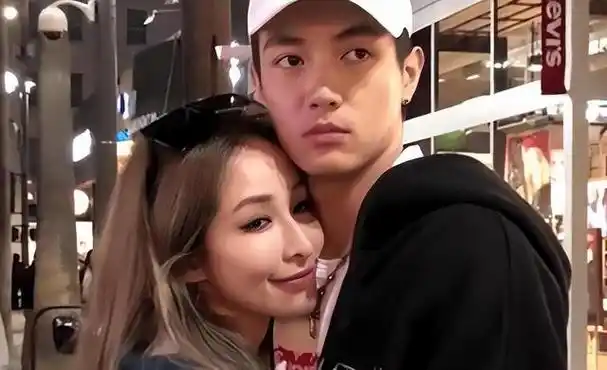 萧亚轩前男友黄皓官宣当爸手握婴儿小脚特别幸福结婚才半年多