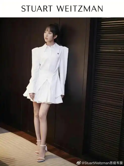 苏晓彤 身穿白色衬衫,百褶短裙搭配@stuartweitzman