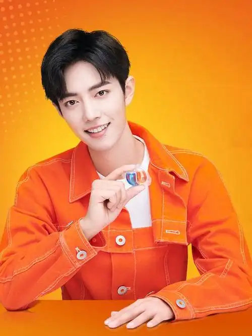 30岁任嘉伦和28岁肖战,都把橙色夹克叠着穿,结了婚更有男人味!