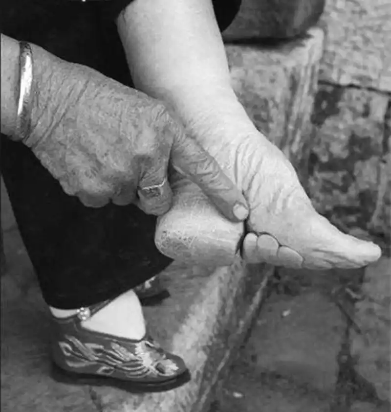 你们说缠足丑陋,人家说缠足美妙