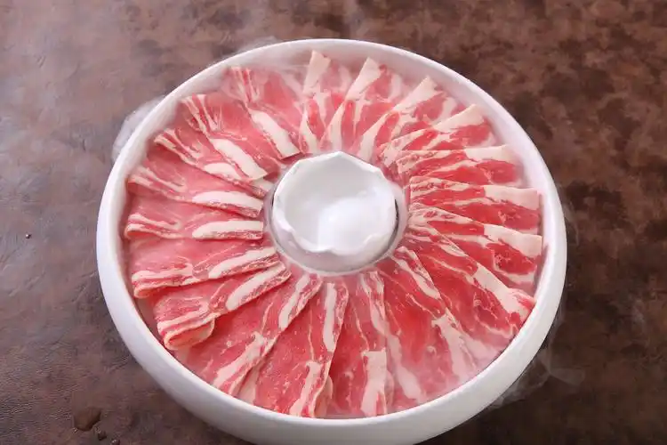 出餐标准:200克/盘,要求无血点,肥瘦相间,不要过肥,刨肉前先将整板肉