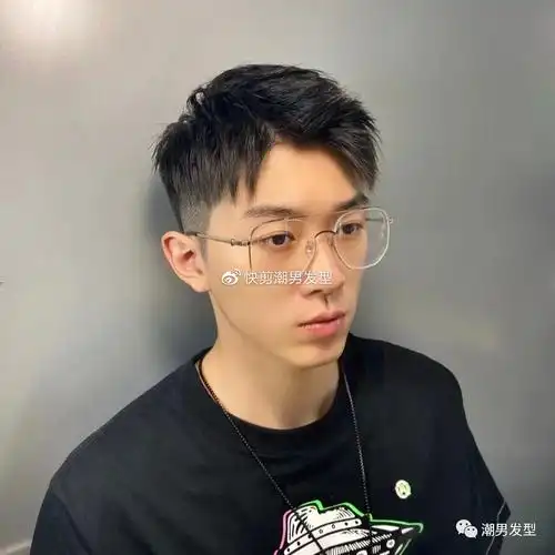 男生喜欢保留一定刘海的稍长发型,那么我们可以试试这款稍长3/7分短发