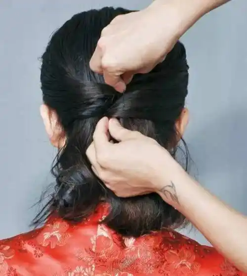 旗袍发型怎么扎简单复古旗袍盘发教程图解