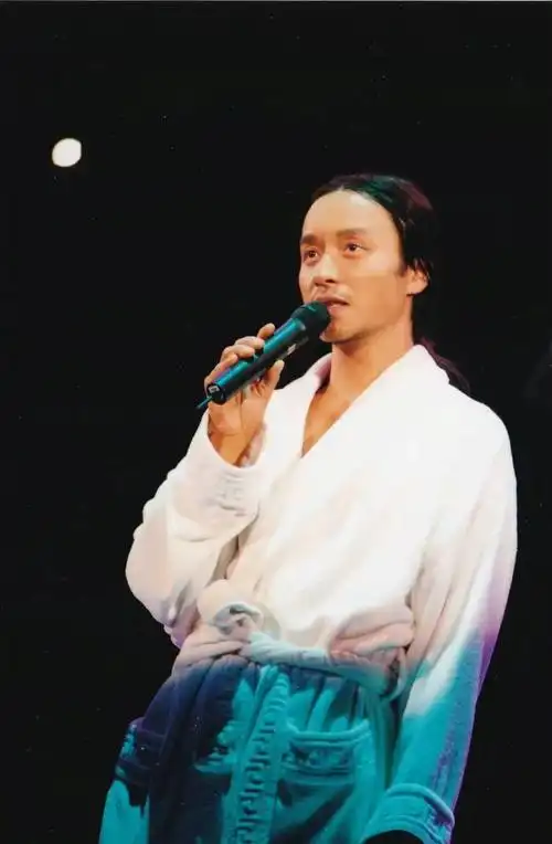 长发,裙子,每一个细节都有其艺术象征,加上张国荣的发挥,为演唱会