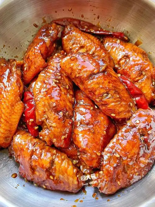 红烧鸡翅这个做法你们一定要试试,肉质鲜嫩多汁,软烂入味,一盘都不够