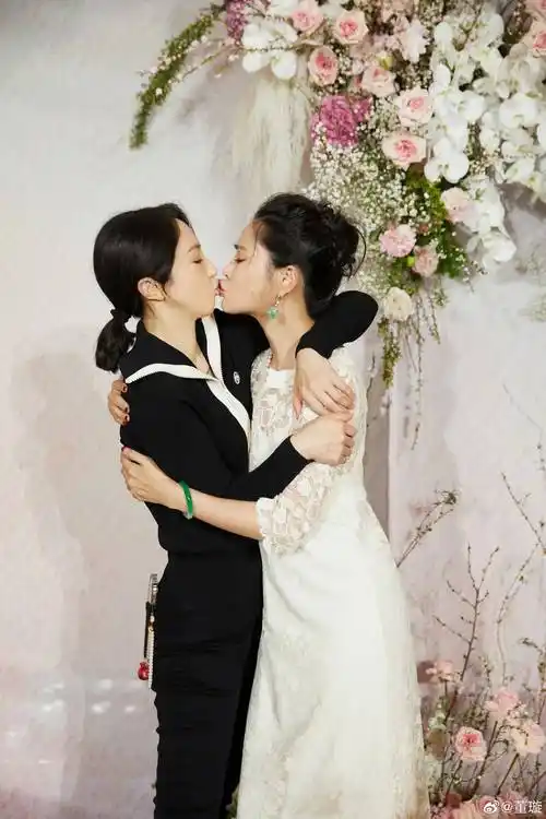 关悦45岁生日左吻闺蜜董璇右吻老公佟大为好不热闹