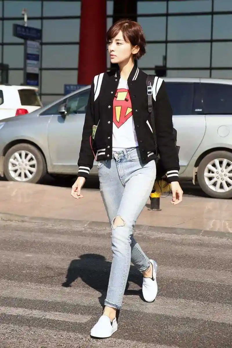 林心如真是稚嫩脸穿红白条纹棒球服走机场比当妈前更年轻