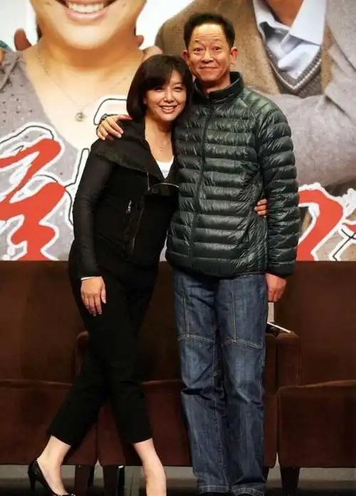 50岁江珊全家近照爆光神情落莫显憔悴女儿超像爸爸高曙光