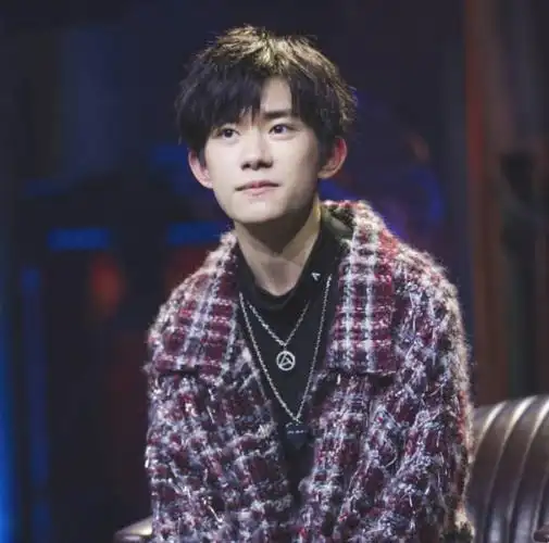 易烊千玺参加春晚彩排,脸部胖了不少,新发型显得颇为成熟