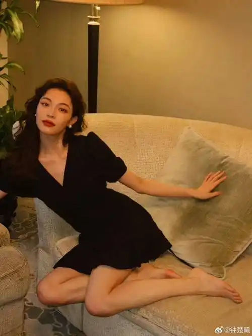 话说这是钟楚曦这么多年以来第一次正经官宣男友,"钟姐严选"耶成为了