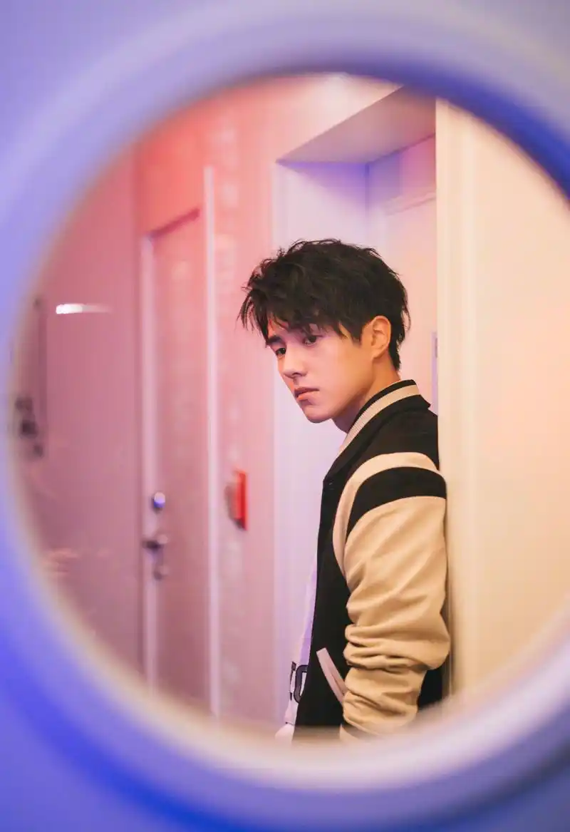 刘昊然 x louis vuitton ┊ 脸庞上有光晕,笑容里藏时光的男孩.