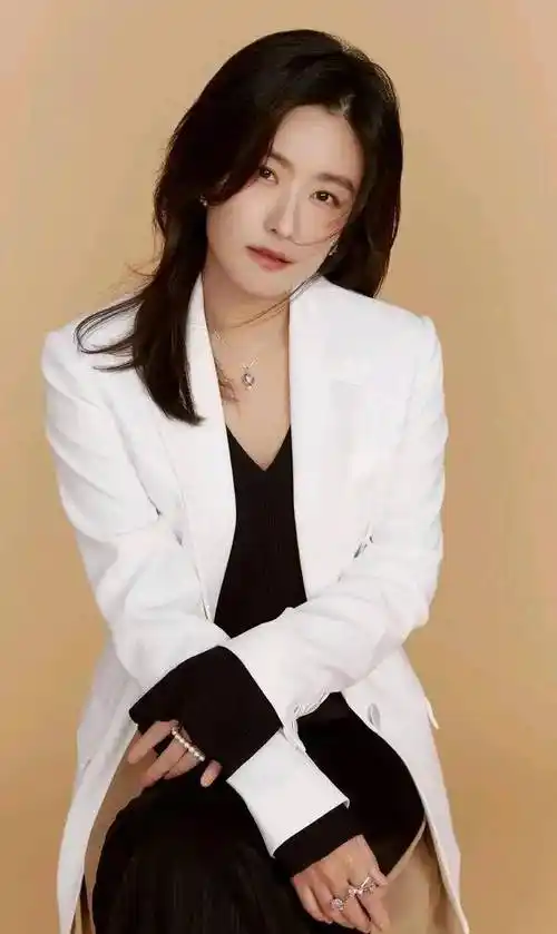 她的生活态度值得我们学习,也让我们看到了娱乐圈中别样的风景.