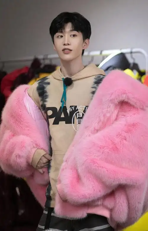 第三种是粉色与蓝色,可以是孔雀蓝也可以是湖蓝色,区别是前者更有气场