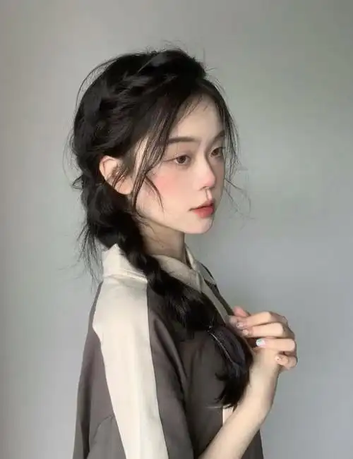 别再披头散发了,春夏流行这4款编发,清爽又减龄