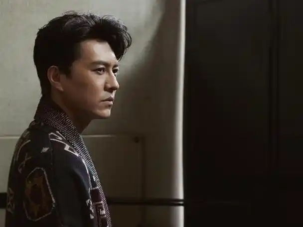 靳东,1976年12月22日出生于中国山东省,毕业于中央戏剧学院表演系音乐