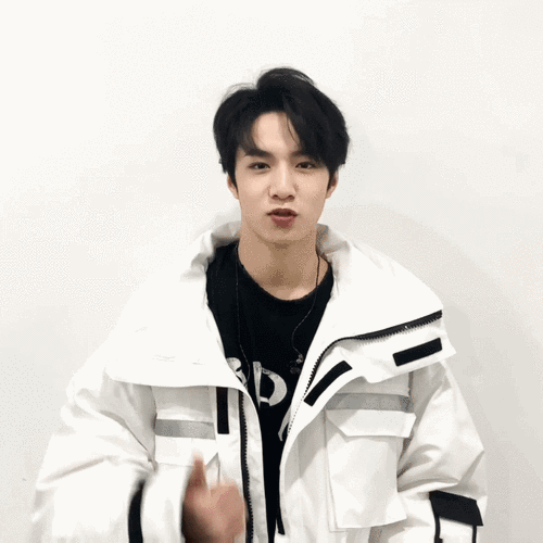 时代少年团动图马嘉祺溜肩贺峻霖牙黄他的鲶鱼须最醒目