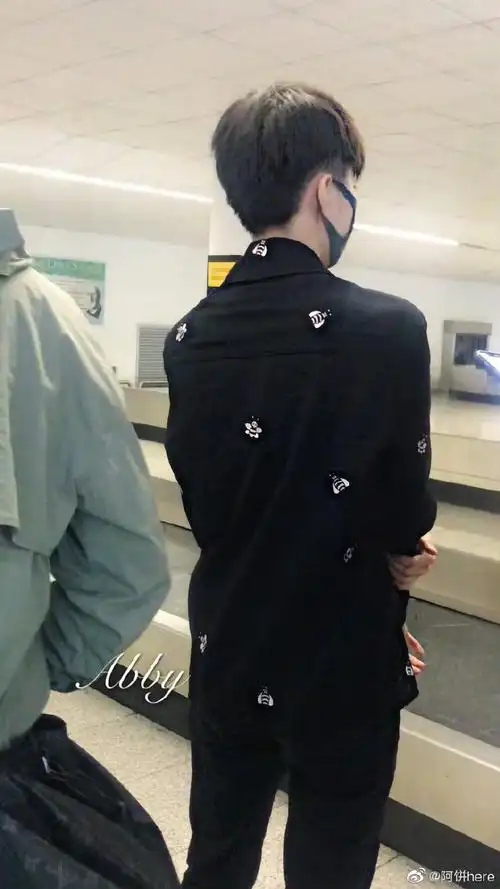 王俊凯出发巴黎#存档一些环游世界的奇迹小俊的背影@tfboys-王俊