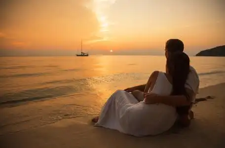 浪漫迷人情侣肖像在热带岛屿日落时, 拥抱在沙滩上.