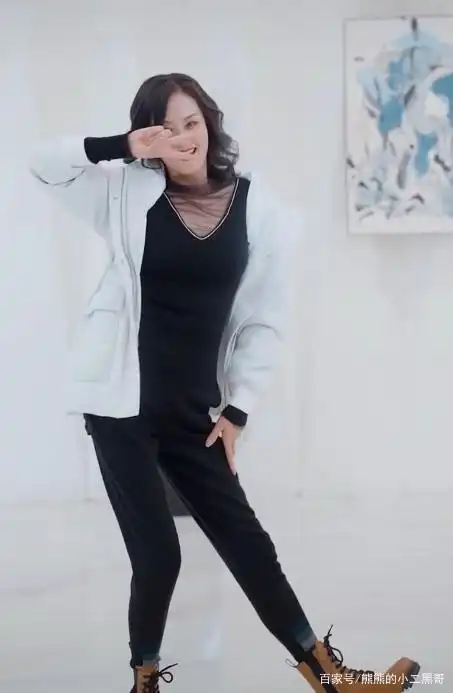 富婆专业户李颖超模身材,小脚裤马丁靴尽显风格,长腿抢镜