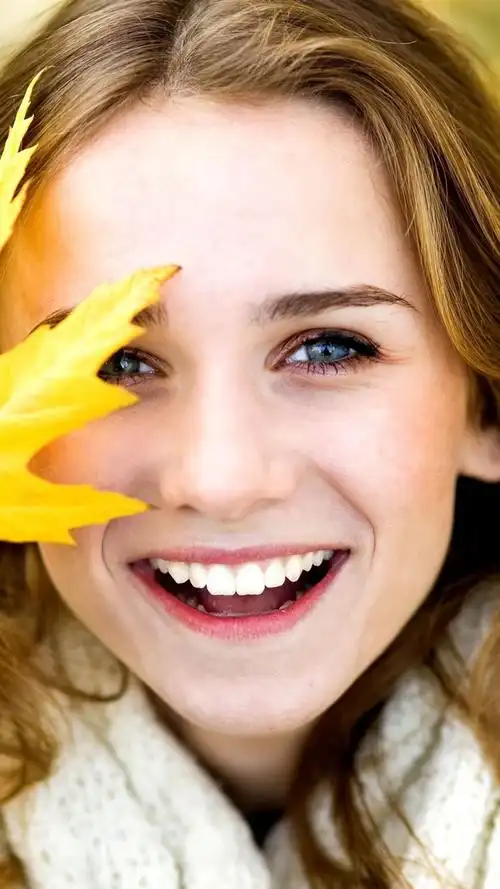 秋天,微笑的女孩,欢乐,叶 iphone 壁纸