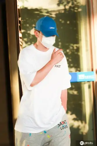 1/ 12 2020年7月4日,北京,邓伦现身机场.